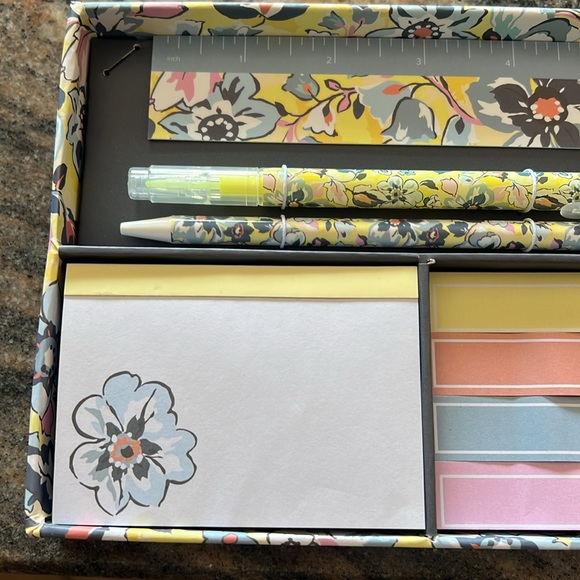 NWT Vera Bradley Desk Supply Set - Picture 4 of 6